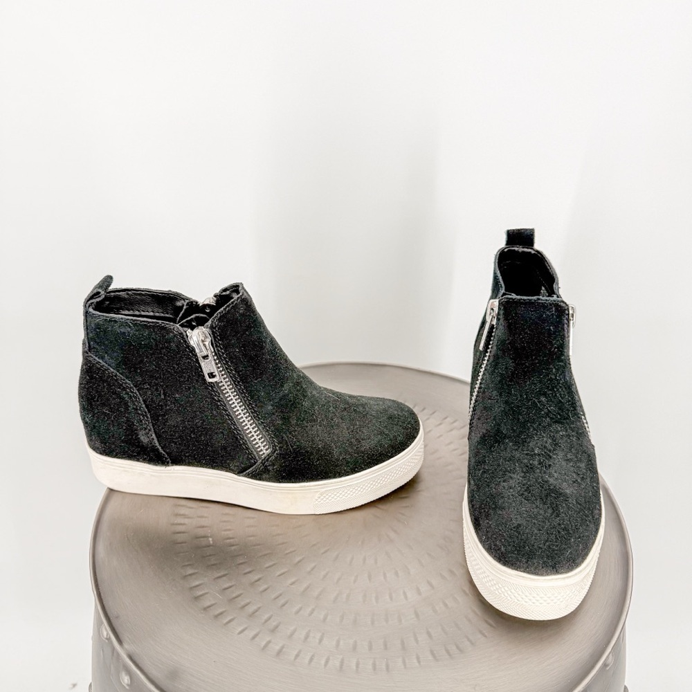 Steve Madden Black and White Ankle Booties Sleek Design